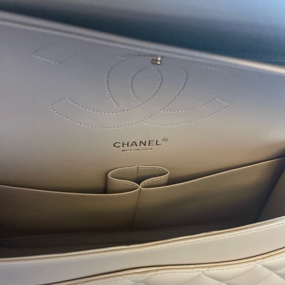 Brand new classic jumbo Chanel only used 1 time. Cream color - Picture 5 of 7